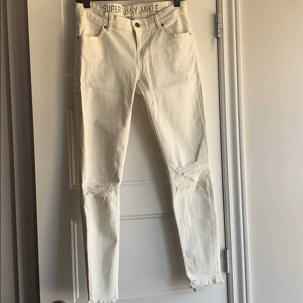 Super Skinny Ripped Knee Jeans